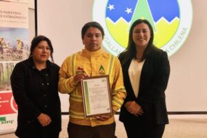 Autoridades de Puerto Williams reconocen a su primer motosierrista certificado