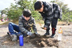 Niños de escuela de verano reforestaron el Parque María Behety