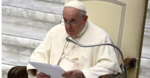 El Vaticano informa que el Papa atraviesa “un cuadro clínico complejo”