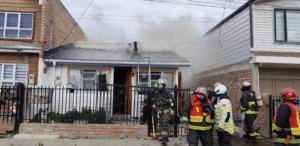 Incendio destruyó galpón y afectó vivienda en la Población Cardenal Silva Henríquez