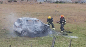 Familia salvó de milagro luego de colisión que terminó con auto destruido por el fuego