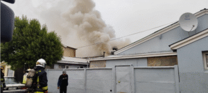 Hombre salvó con lo puesto de incendio que destruyó su casa en el Barrio Prat
