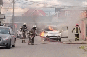 Incendio afectó vehículo en la Población Cardenal Silva Henríquez