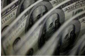 El dólar termina con su tendencia a la baja en jornada marcada por feriado en Estados Unidos y desplome del cobre