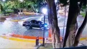 Conductor ebrio fue detenido en su camioneta al interior de la Plaza de Armas