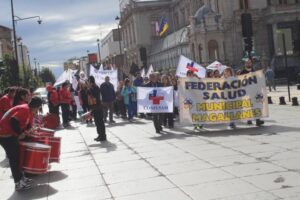 Funcionarios de la salud primaria realizan marcha y exigen al gobierno respuestas a sus demandas