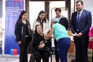 Refuerzan llamado a vacunarse con actividad en Cesfam de Natales