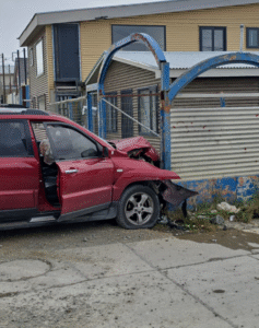Conductor y sus amigos se fugaron luego de chocar contra el cerco de una casa