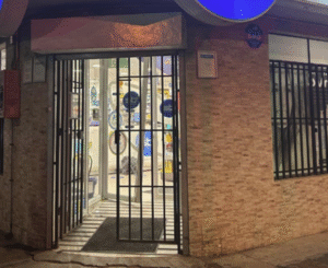 Vecinos detuvieron a sujeto que hurtó especies desde farmacia en Natales