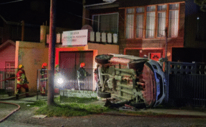 Chocó auto estacionado, lo volcó y se dio a la fuga