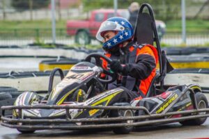 Pilotos preparan buzos y cascos para  el inicio del campeonato de karting