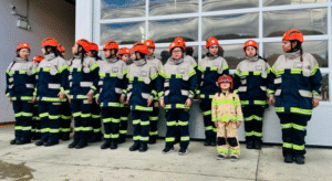 Brigada juvenil de la Pompe France celebró con ejercicio su aniversario N°24