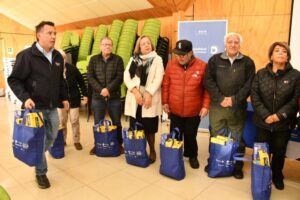 Municipio de Punta Arenas entrega insumos a clubes de adulto mayor