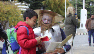 “Quijote y Sancho” regalaron libros en Punta Arenas