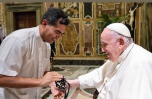 Párroco de Fátima relata la forma de vivir del Papa Francisco y su vivencia con él