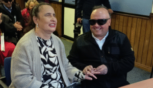 El amor en su máxima expresión: una pareja sin visión celebra la unión que ilumina sus vidas