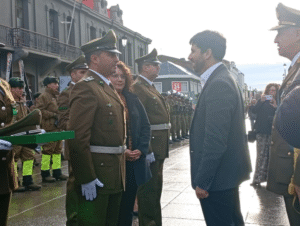 Carabineros conmemoró su aniversario 98 con tradicional desfile en la Plaza de Armas