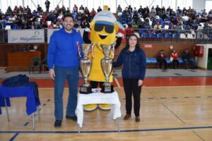 Con la presentación del trofeo al futuro campeón se dio el vamos al básquetbol “Copa Aguas Magallanes”