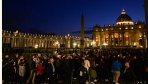 Fieles colman la basílica de San Pedro para despedir al Papa Francisco