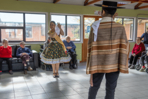 Pareja campeona de cueca visitó a adultos mayores