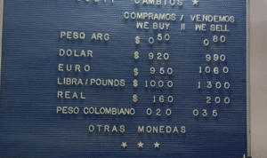 Turistas argentinos limitan en Punta Arenas alza del dólar