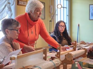 Clínica de técnicas en telar consolida redes de artesanas