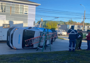 Accidente en pleno centro terminó con furgón volcado