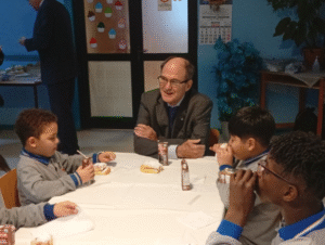 Cónsul compartió tradicional desayuno con estudiantes de Escuela Argentina