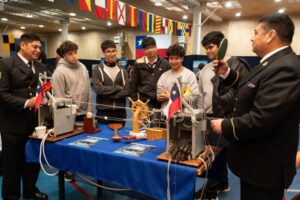 Estudiantes conocieron la labor de la Armada
