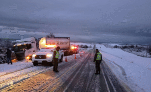 Volcamiento y despiste en la ruta a causa de nieve y escarcha