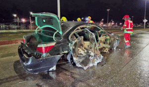Conductor destruyó su auto y derribó postes
