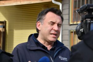 Alcalde denuncia falta de respuestas del Serviu ante filtraciones en viviendas nuevas