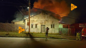 Incendio destruyó antiguo galpón en Puerto Natales