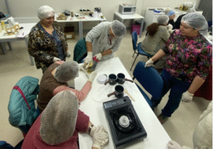 Taller de hierbas curativas conecta a personas mayores con saberes tradicionales