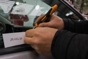 A contar de hoy es obligatorio el grabado de patentes en vidrios de los vehículos