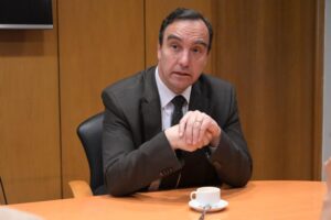 Flies defiende su gestión y minimiza chats con Larraín