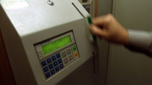 Escándalo de sueldos en el sector público: horas extras millonarias generan indignación