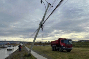 Choque de poste de energía generó interrupción del suministro eléctrico