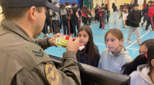 Con música y conocimiento la Armada desembarcó en The British School