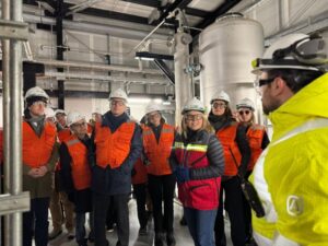 Delegación internacional recorre planta Haru Oni