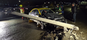 Dos accidentes: auto impactó contra poste y vehículo terminó en llamas