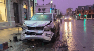 Conductor chocó autos estacionados y se dio a la fuga