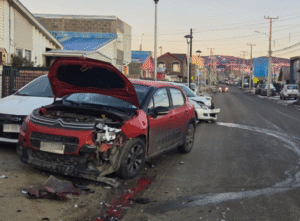 Conductor ebrio provoca choque frontal en sector sur de Punta Arenas
