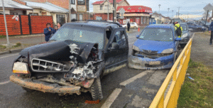Conductor se descompensó y terminó chocando autos estacionados
