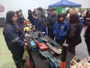 Estudiantes del Liceo Politécnico expusieron sus conocimientos en feria vocacional