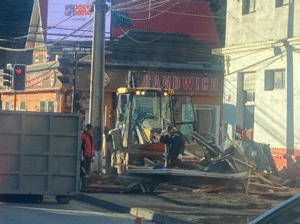 Retiraron escombros del kiosco chocado en el centro de Punta Arenas