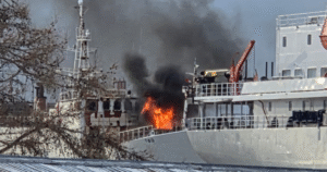 Incendio en buque coreano en Asmar Punta Arenas deja dos bomberos lesionados