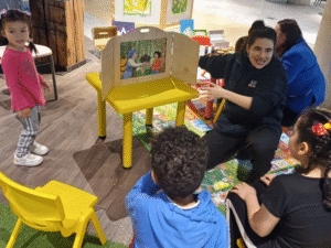 Junji expone sus proyectos educativos a la comunidad en centro comercial