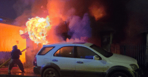 Quemaron casa deshabitada y fuego se propagó a viviendas de vecinos