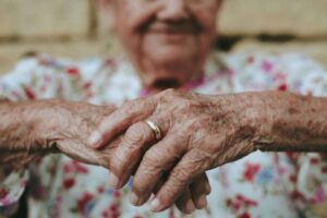 Refuerzan fiscalización en establecimientos de larga estadía para adultos mayores